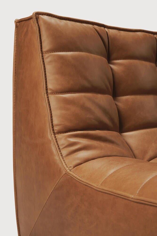  Canapé 3 places N701, très confortable, au design moderne, associé aux canapés N701 permet de composer le canapé de votre choix , en cuir Camel.