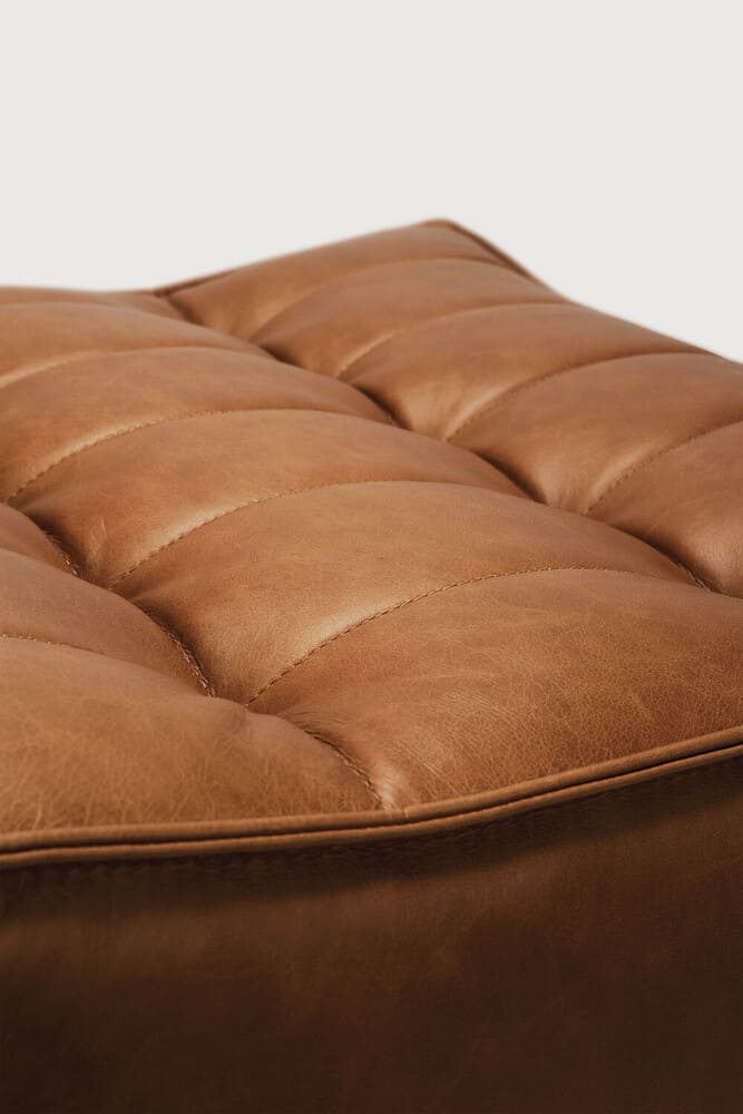 Repose pieds N701, très confortable, au design moderne, associé aux canapés N701 permet de composer le canapé de votre choix , en cuir Camel.