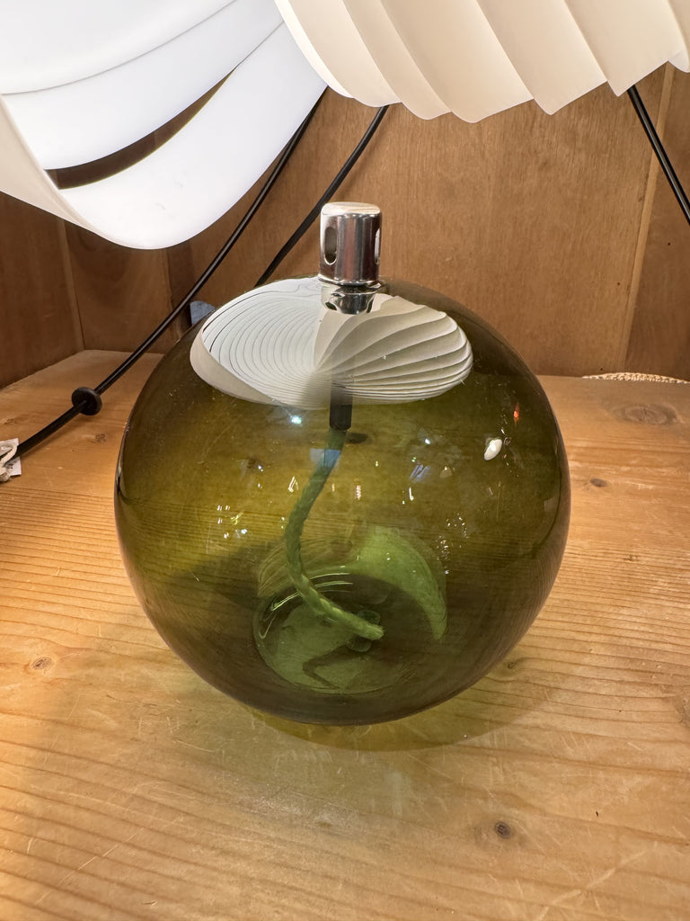 Lampe à huile sphère verte de la marque Bazar de luxe, en verre coloré, fournie sans huile de paraffine. Taille M.