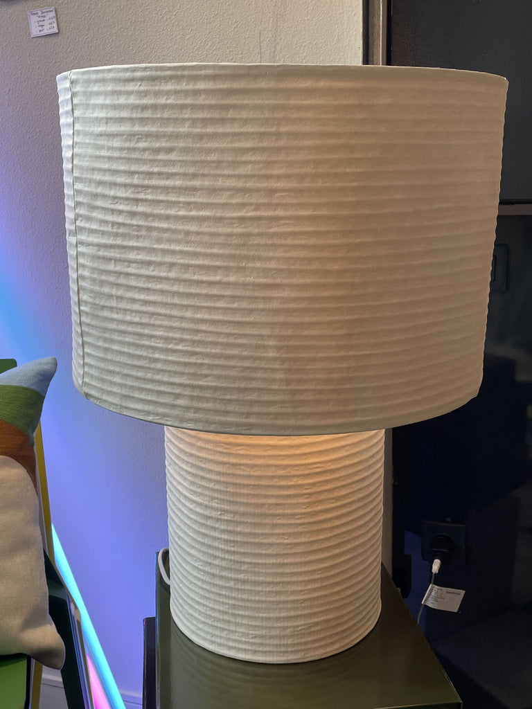Grande lampes en papier de la marque bdl, avec un style épuré et une finition épuré, ampoule E27.