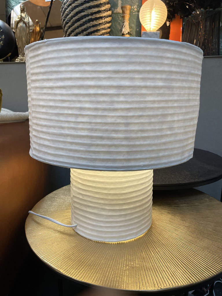 Petite lampe en papier de la marque bdl, avec un style épuré et une finition épuré, ampoule E27.Lampes en papier de la marque bdl, avec un style épuré et une finition épuré, ampoule E27.