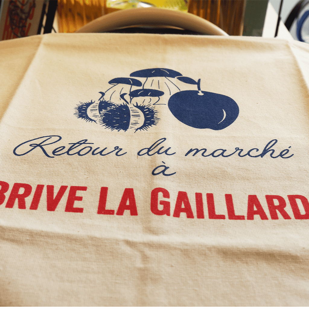 Torchon retour du marché à Brive la Gaillarde, en coton, conçu par nos soins.