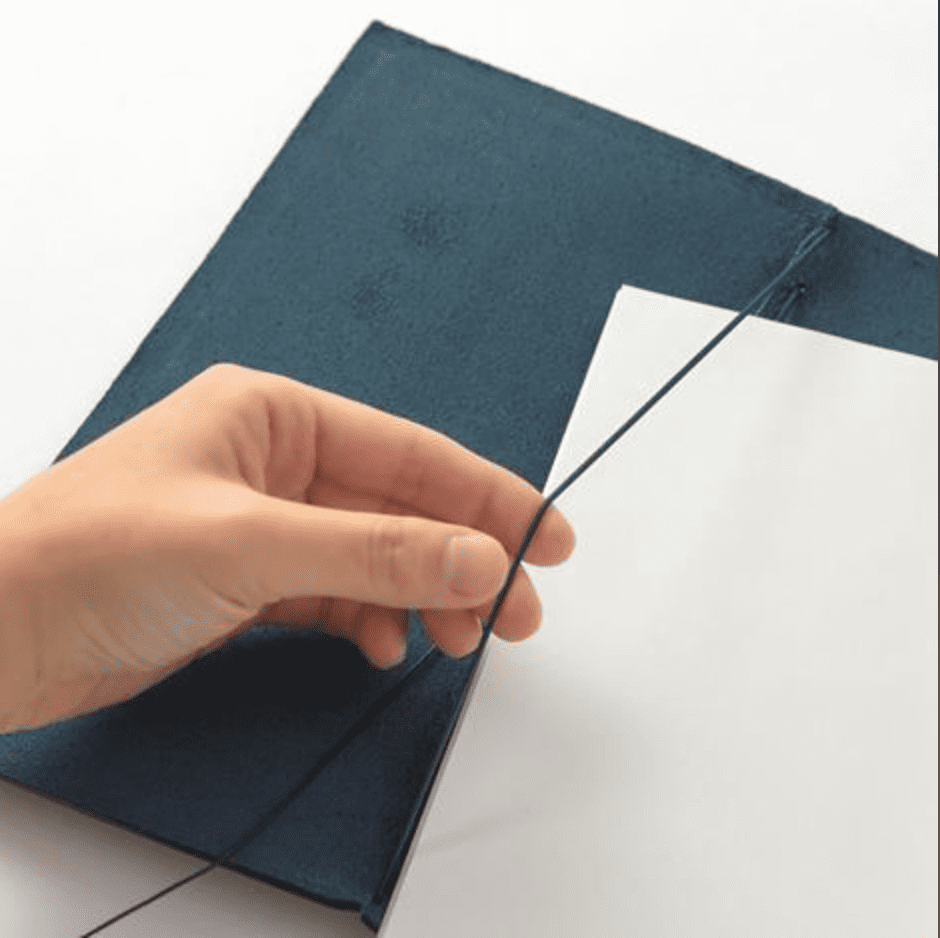 Carnet de voyage en cuir de la marque Traverler's Compagny. Coloris Bleu.