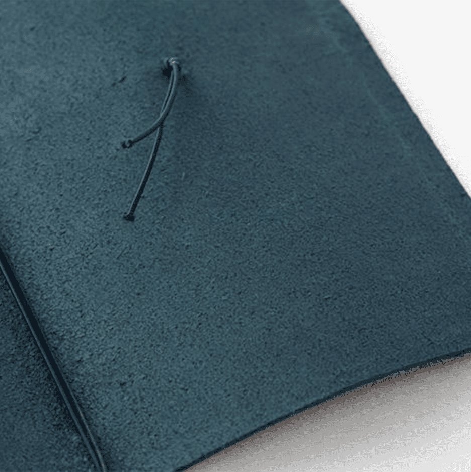 Carnet de voyage en cuir de la marque Traverler's Compagny. Coloris Bleu.