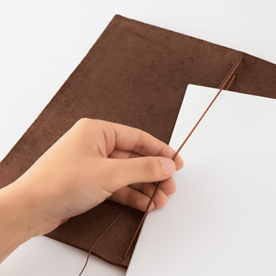 Carnet de voyage en cuir de la marque Traverler's Compagny. Coloris Chocolat.