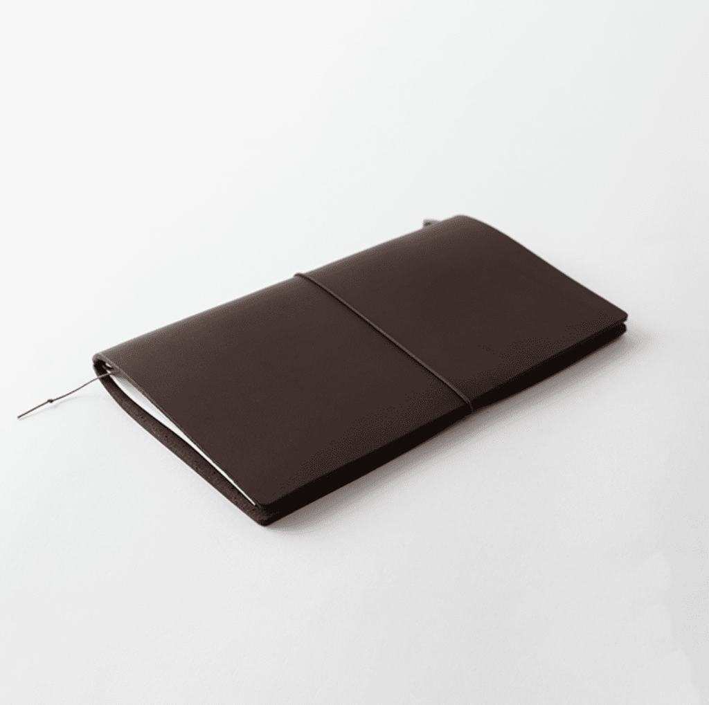 Carnet de voyage en cuir de la marque Traverler's Compagny. Coloris Chocolat.