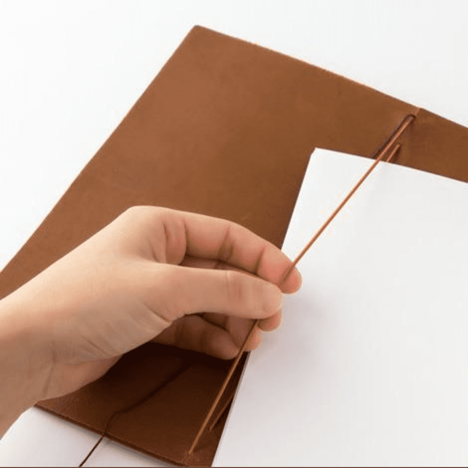 Carnet de voyage en cuir de la marque Traverler's Compagny. Coloris Camel.