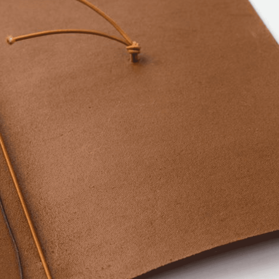 Carnet de voyage en cuir de la marque Traverler's Compagny. Coloris Camel.