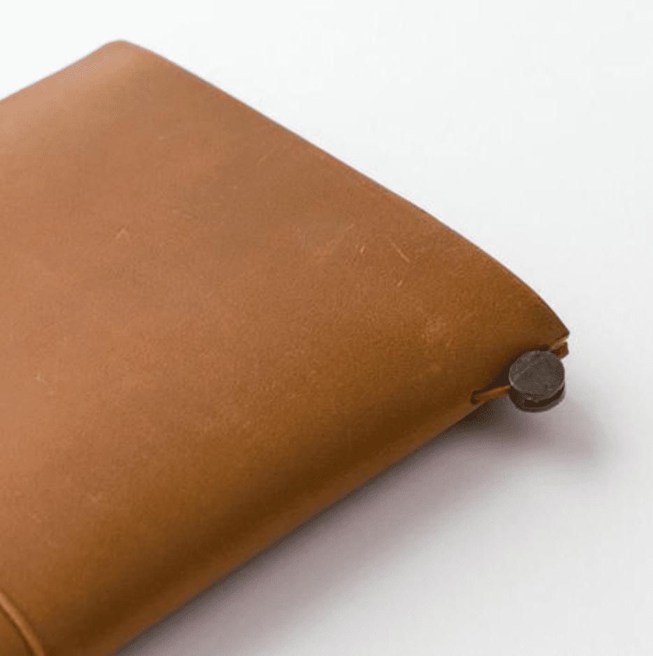 Carnet de voyage en cuir de la marque Traverler's Compagny. Coloris Camel.