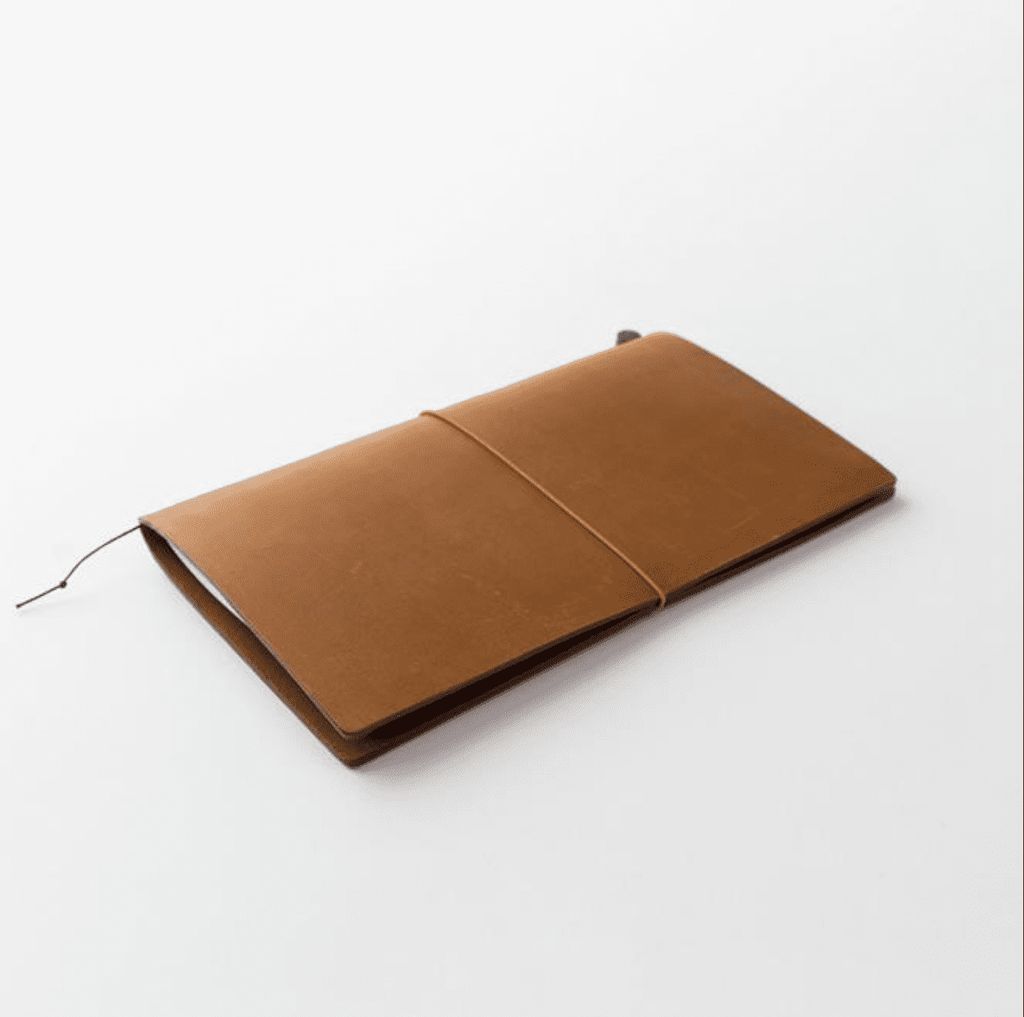 Carnet de voyage en cuir de la marque Traverler's Compagny. Coloris Camel.