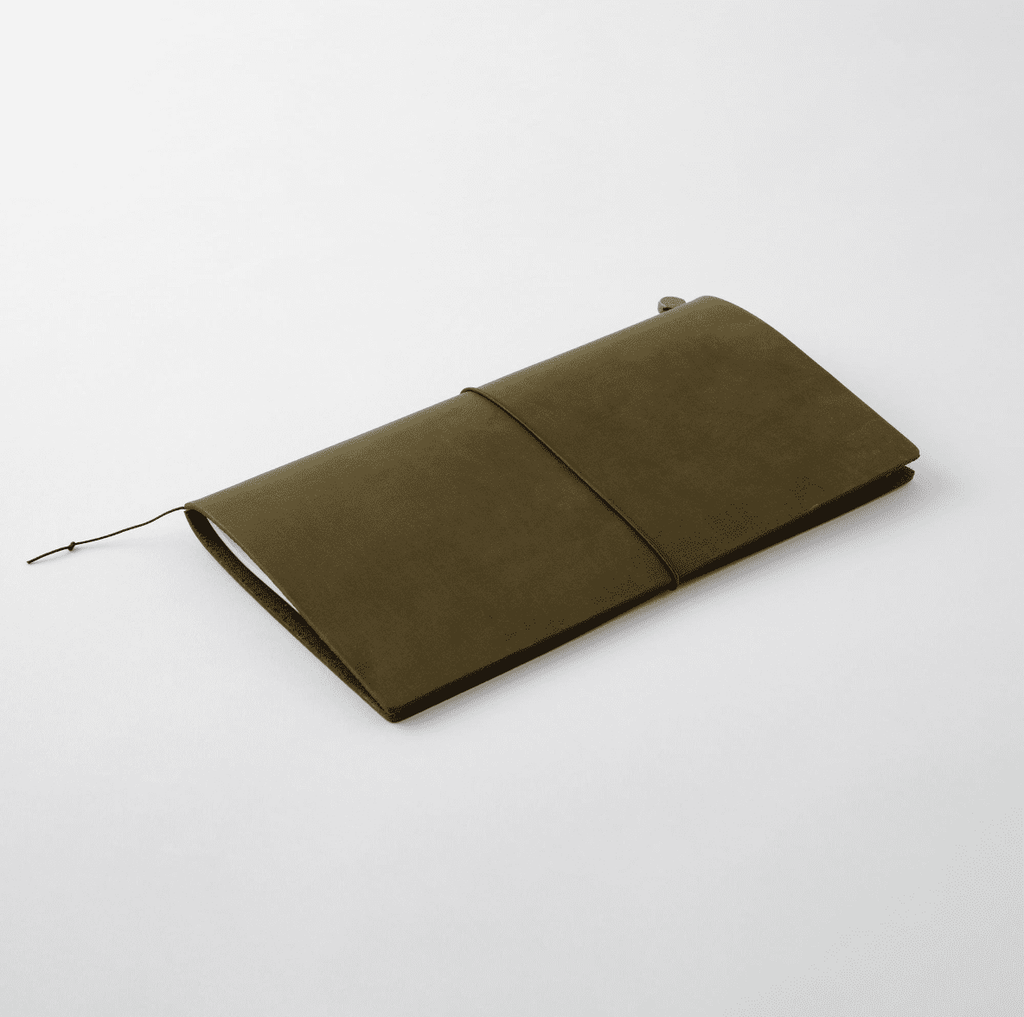 Carnet de voyage en cuir de la marque Traverler's Compagny. Coloris Olive.