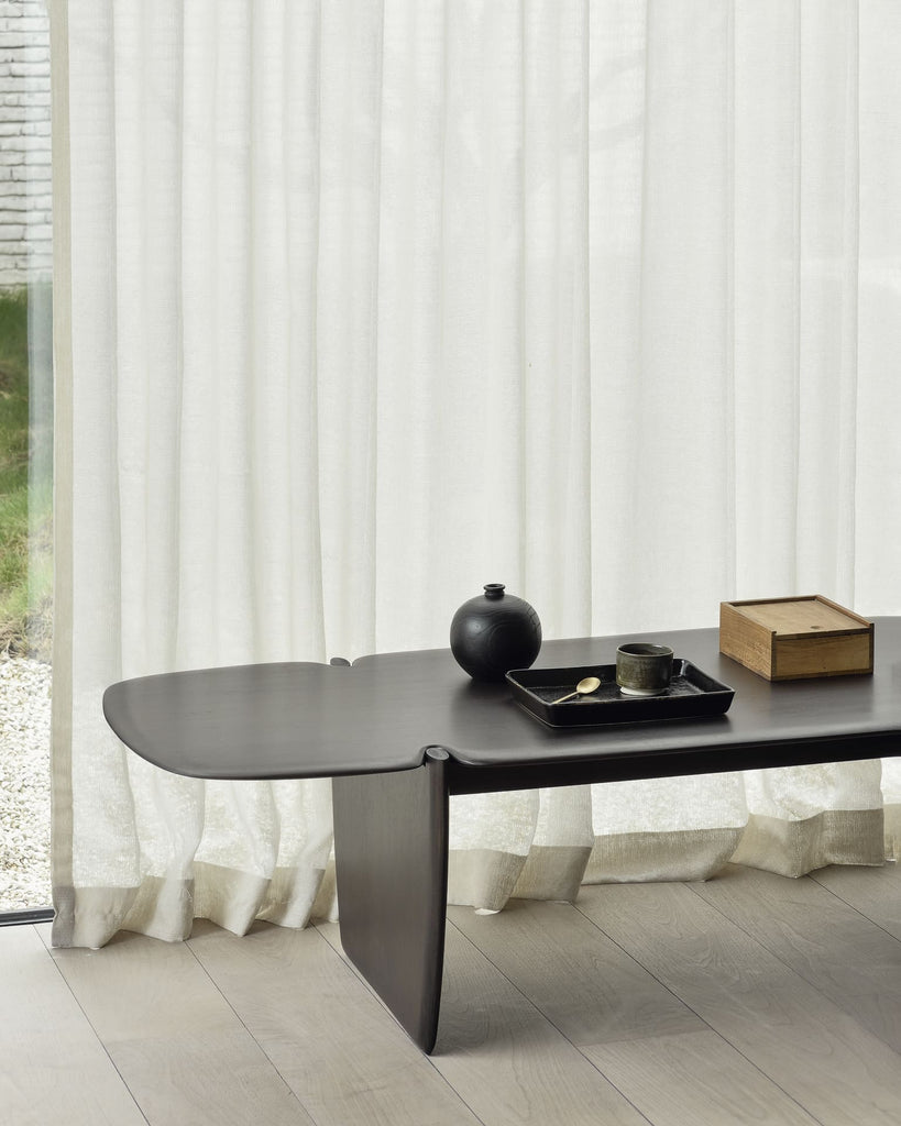 Table basse en bois d'acajou ; table basse moderne de la marque Ethnicraft ; table basse rectangulaire de 155x58cm ; table basse de salon
