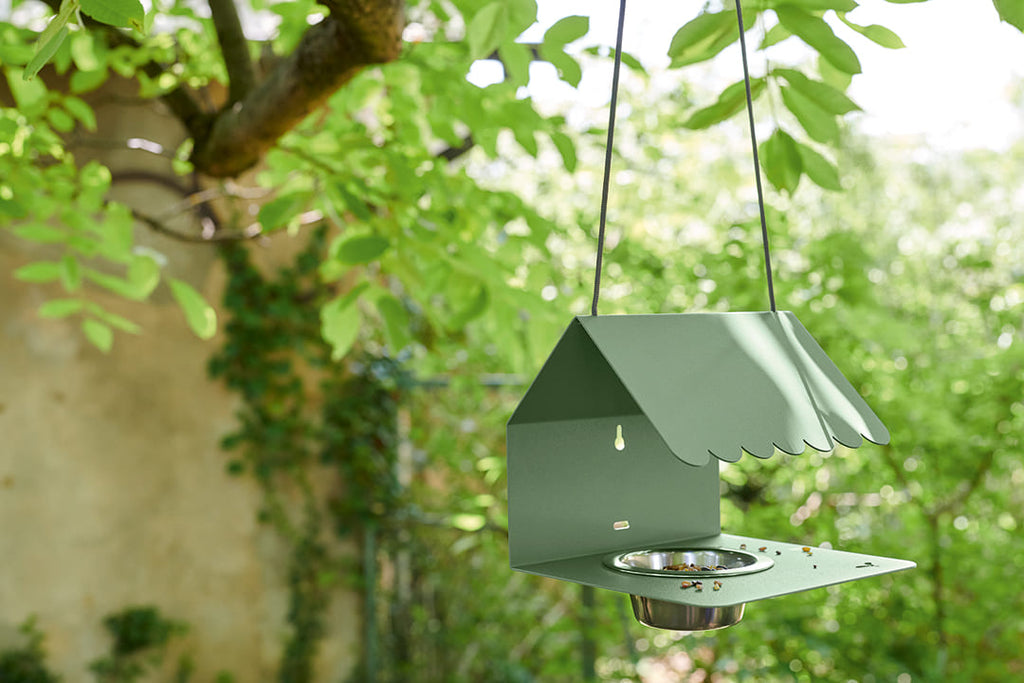 Mangeoire pour oiseaux de la marque Fermob, fabriqué avec de la tôle en acier, permet de donner vie à votre jardin ou votre terrasse.