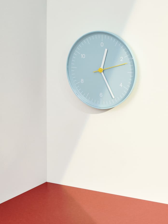 Horloge murale ; horloge moderne ; horloge design ; signée par Jasper Morrison de la marque Hay, d'un design épuré et de couleur bleu ciel.