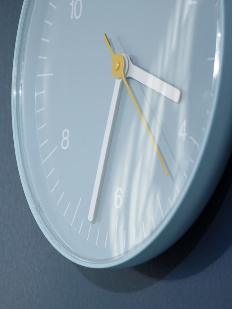 Horloge murale ; horloge moderne ; horloge design ; signée par Jasper Morrison de la marque Hay, d'un design épuré et de couleur bleu ciel.
