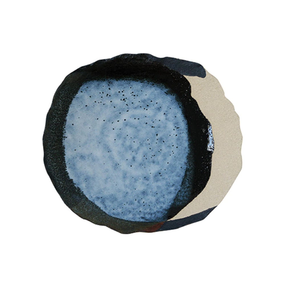  Assiette à dessert de 21x23cm ; vaisselle en céramique ; couleur awa contraste entre le bleu et le noir profond ; service de table de la marque Jars.