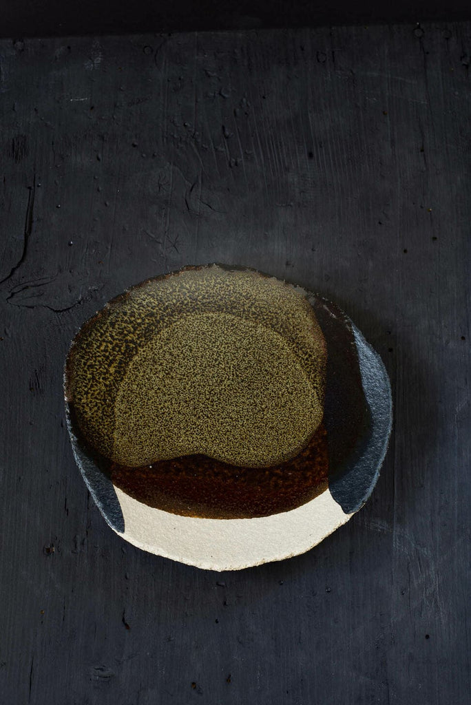  Assiette à dessert de 21x23cm ; vaisselle en céramique ; couleur seidou contraste entre le kaki et le brun profond ; service de table de la marque Jars.