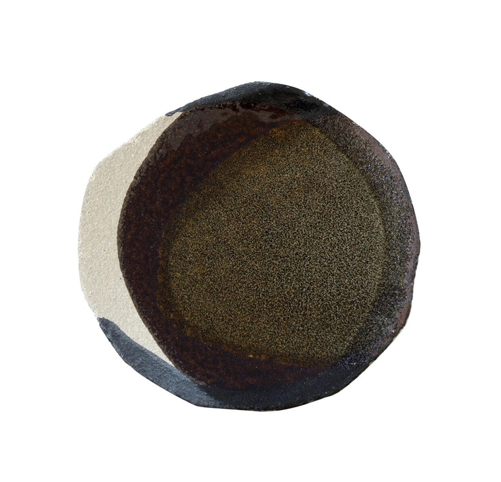  Assiette à dessert de 21x23cm ; vaisselle en céramique ; couleur seidou contraste entre le kaki et le brun profond ; service de table de la marque Jars.