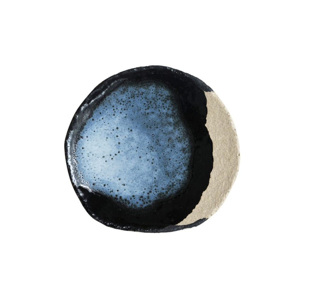  Assiette à pain de diamètre 15cm ; vaisselle en céramique ; couleur seidou contraste entre le bleu et le noir profond ; service de table de la marque Jars.