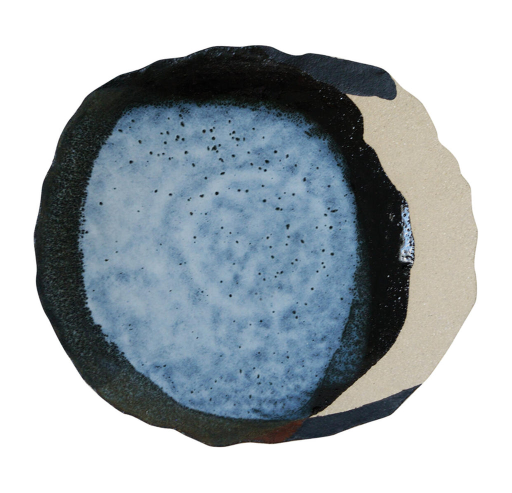 Assiette plate de 27x30cm ; vaisselle en céramique ; couleur awa contraste entre le bleu et le noir profond ; service de table de la marque Jars.