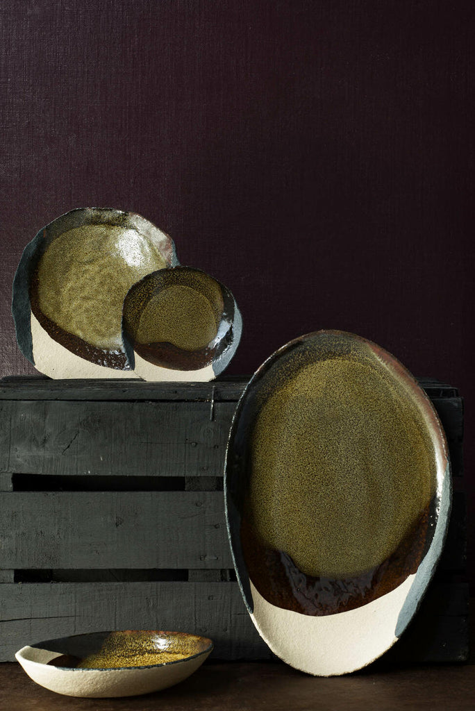 Assiette plate de 27x30cm ; vaisselle en céramique ; couleur seidou contraste entre le kaki et le brun profond ; service de table de la marque Jars.