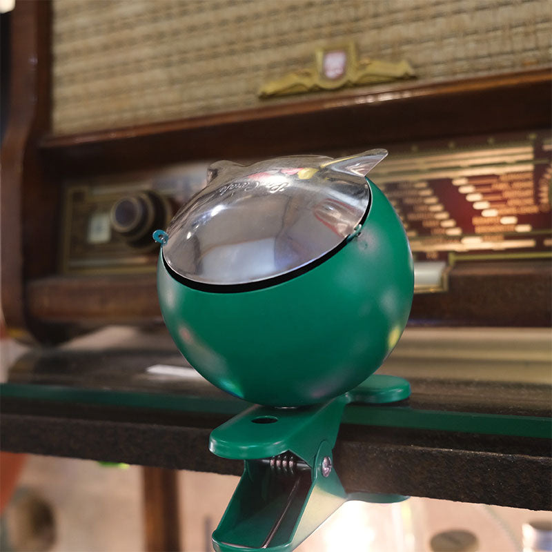 Cendrier à pince, de la marque Lacarafe, au design des années 1970, couleur vert.