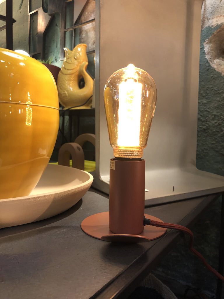 Lampe spot aimantée de la marque BDL, en métal laqué mat. Coloris Terracotta.
