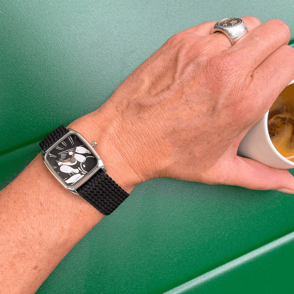 Montre signature Strike de la marque Laps Paris, au design élégant, doté d'un mouvement quartz et d'un bracelet noir tressé.