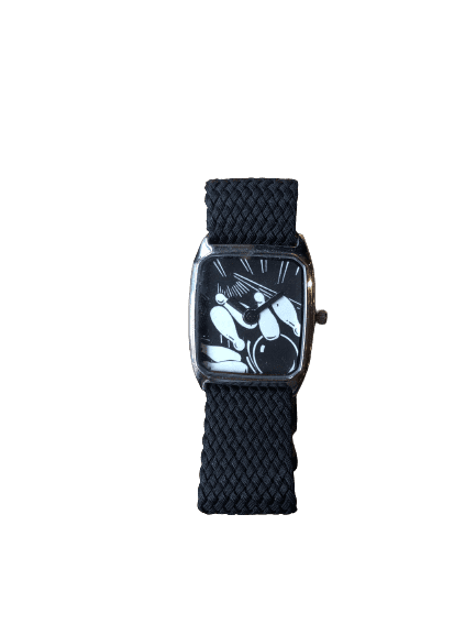 Montre signature Strike de la marque Laps Paris, au design élégant, doté d'un mouvement quartz et d'un bracelet noir tressé.