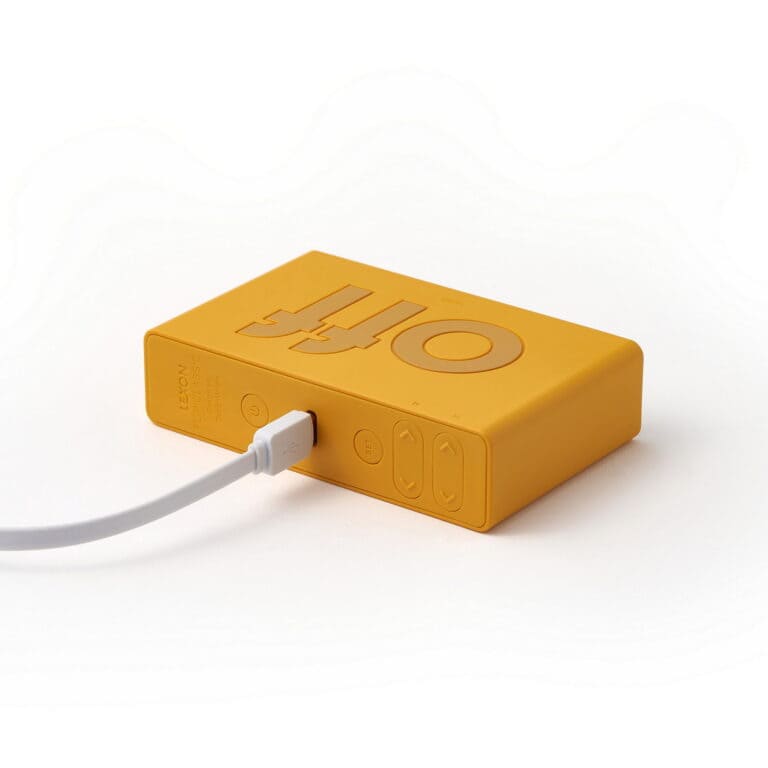 Réveil réversible Classic de la marque Lexon, au design unique, en gomme Jaune.