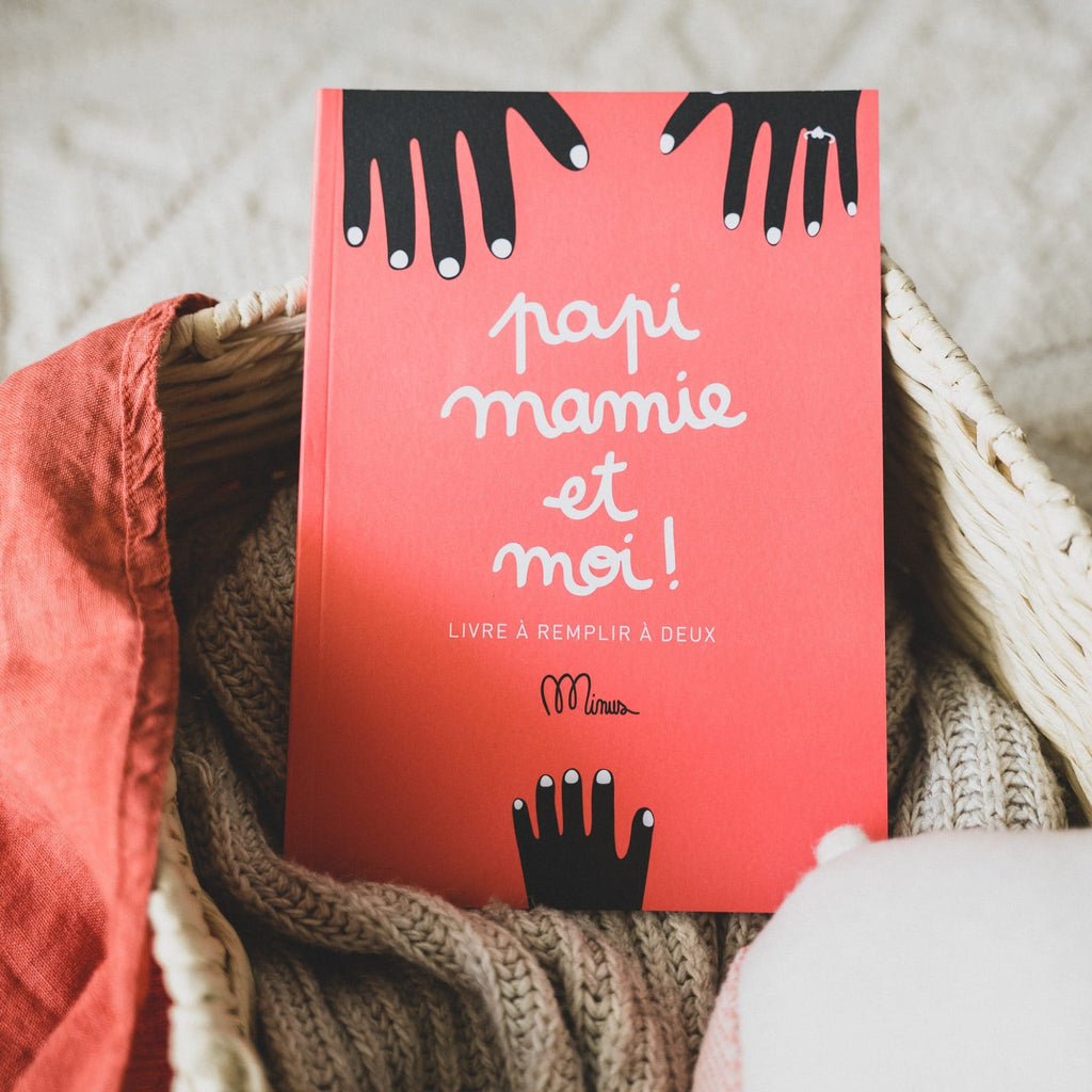    Livre à remplir version Papi, Mamie et moi ! de la marque Minus edition, imprimé dans le nord de la France, à partir de 6 ans.