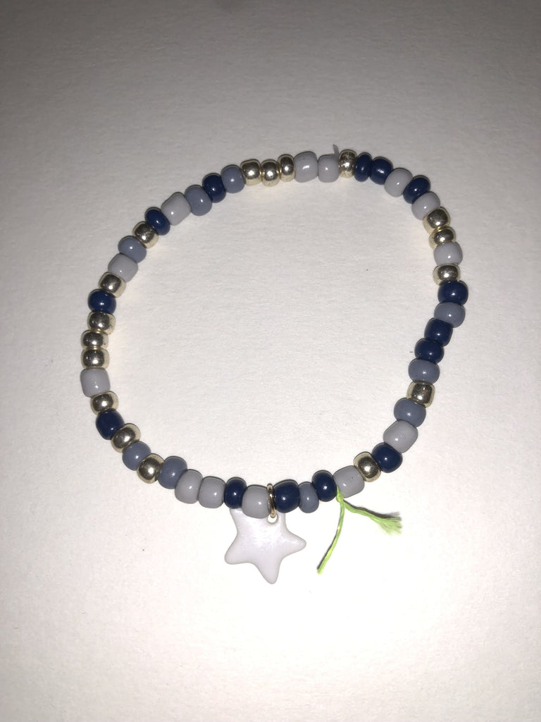    Bracelet de la marque Margotte, en perle de rocaille en verre, doté d'un pendentif en céramique travaillé à la main et un lien jaune fluo, coloris rocailles Bleu avec une Etoile Blanche.