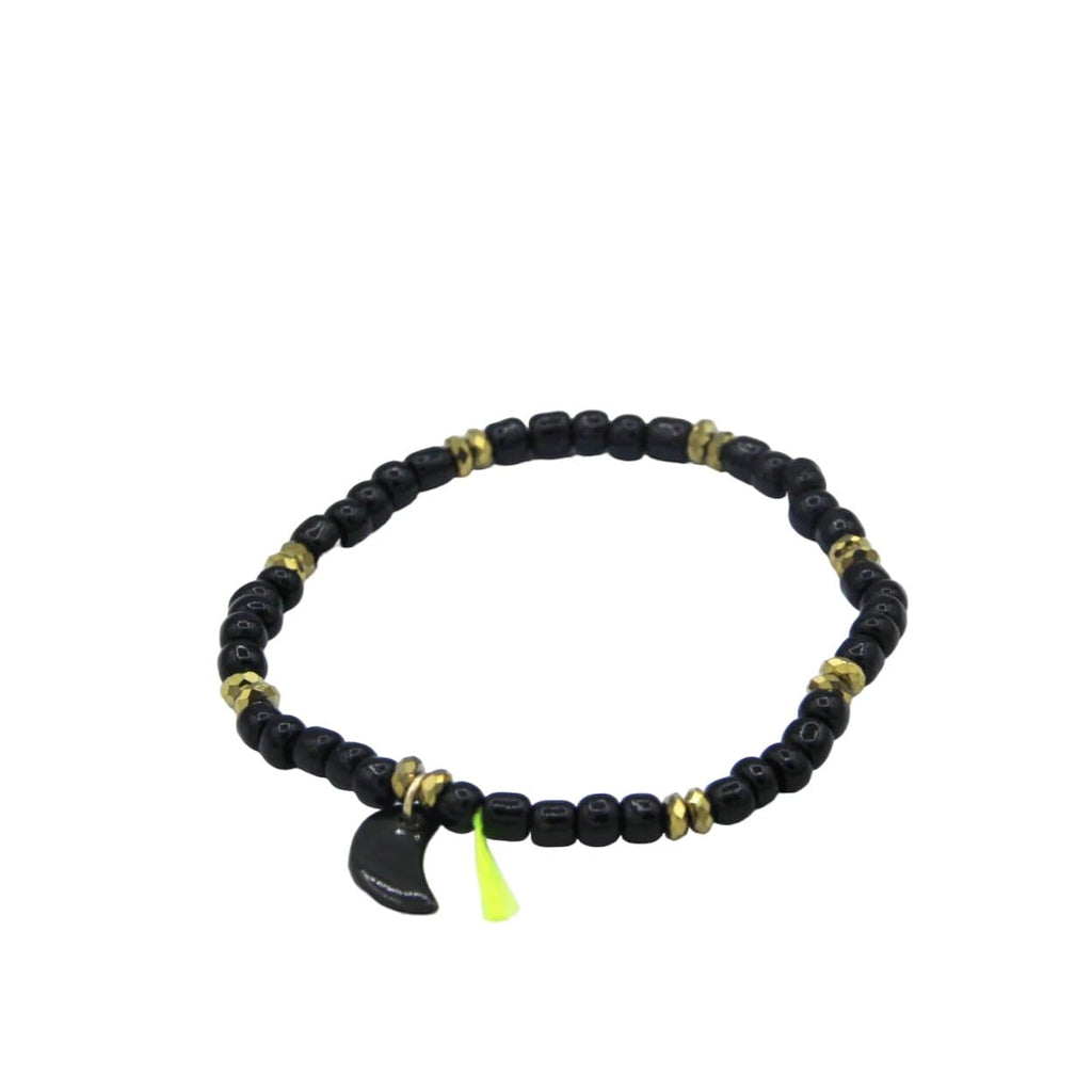 Bracelet de la marque Margotte, en perle de rocaille en verre, doté d'un pendentif en céramique travaillé à la main et un lien jaune fluo, coloris rocailles Noir avec un Croissant de Lune Noir.