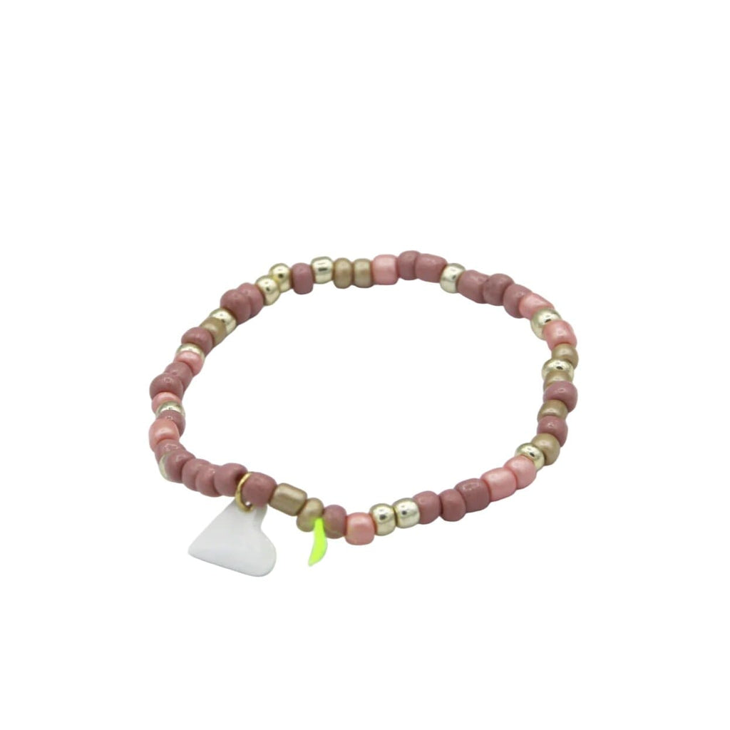 Bracelet de la marque Margotte, en perle de rocaille en verre, doté d'un pendentif en céramique travaillé à la main et un lien jaune fluo, coloris rocailles Rose avec un Cœur Blanc.