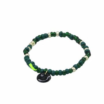 Bracelet de la marque Margotte, en perle de rocaille en verre, doté d'un pendentif en céramique travaillé à la main et un lien jaune fluo, coloris rocailles Vert avec une Lune Noire.