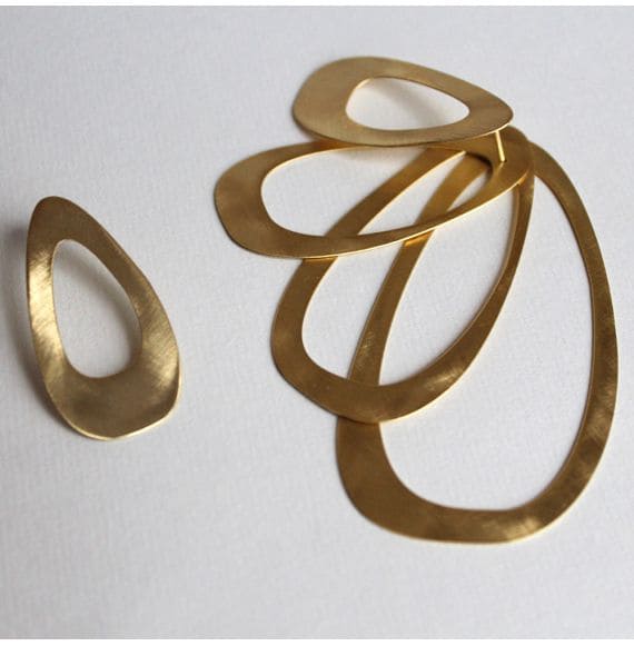 Boucles d'oreilles de la collection Menhir de la maison RAS, en laiton baigné dans de l'argent. Plaqué or.