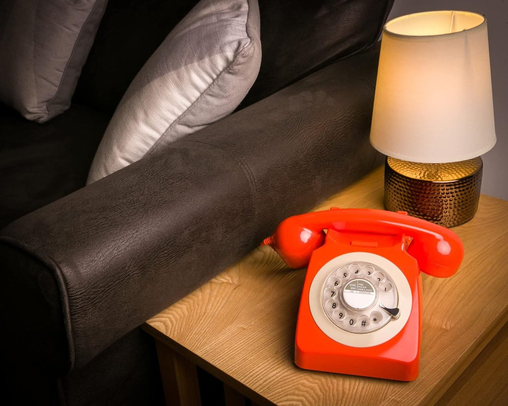 Téléphone fixe rotatif de la marque GPO, des années 60 et 70, en plastique. Coloris Orange.