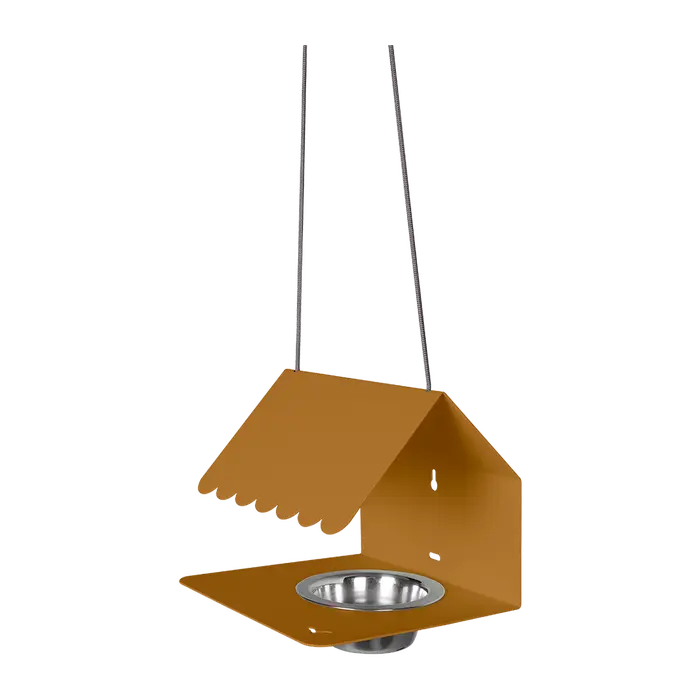 Mangeoire pour oiseaux de la marque Fermob, fabriqué avec de la tôle en acier, permet de donner vie à votre jardin ou votre terrasse, couleur pain d'épices.