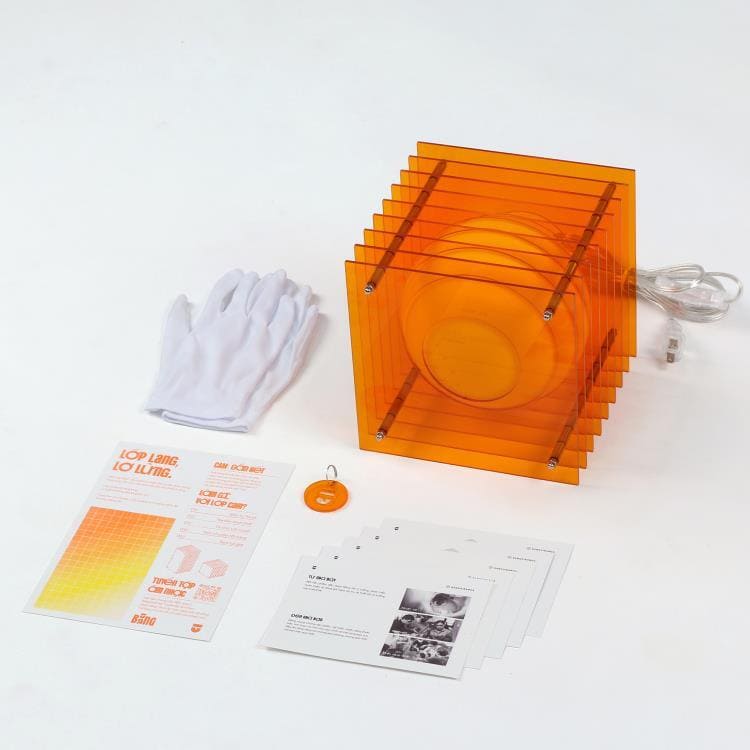 Lampe Cube plexi de la marque Bang, en acrylique. Coloris Orange.