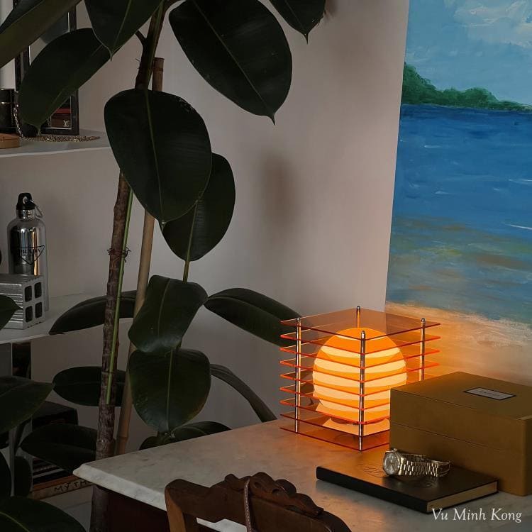 Lampe Cube plexi de la marque Bang, en acrylique. Coloris Orange.