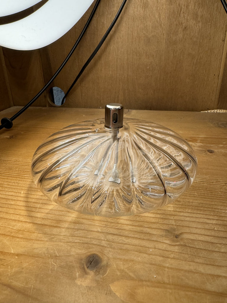 Lampe à huile ellipse striée blanche de la marque Bazar de luxe, en verre coloré, fournie sans huile de paraffine. Taille M.