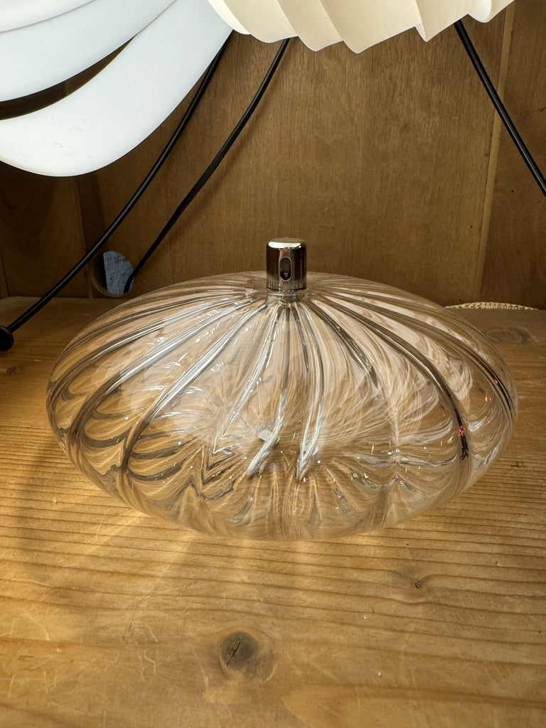 Lampe à huile ellipse striée blanche de la marque Bazar de luxe, en verre coloré, fournie sans huile de paraffine. Taille XL.