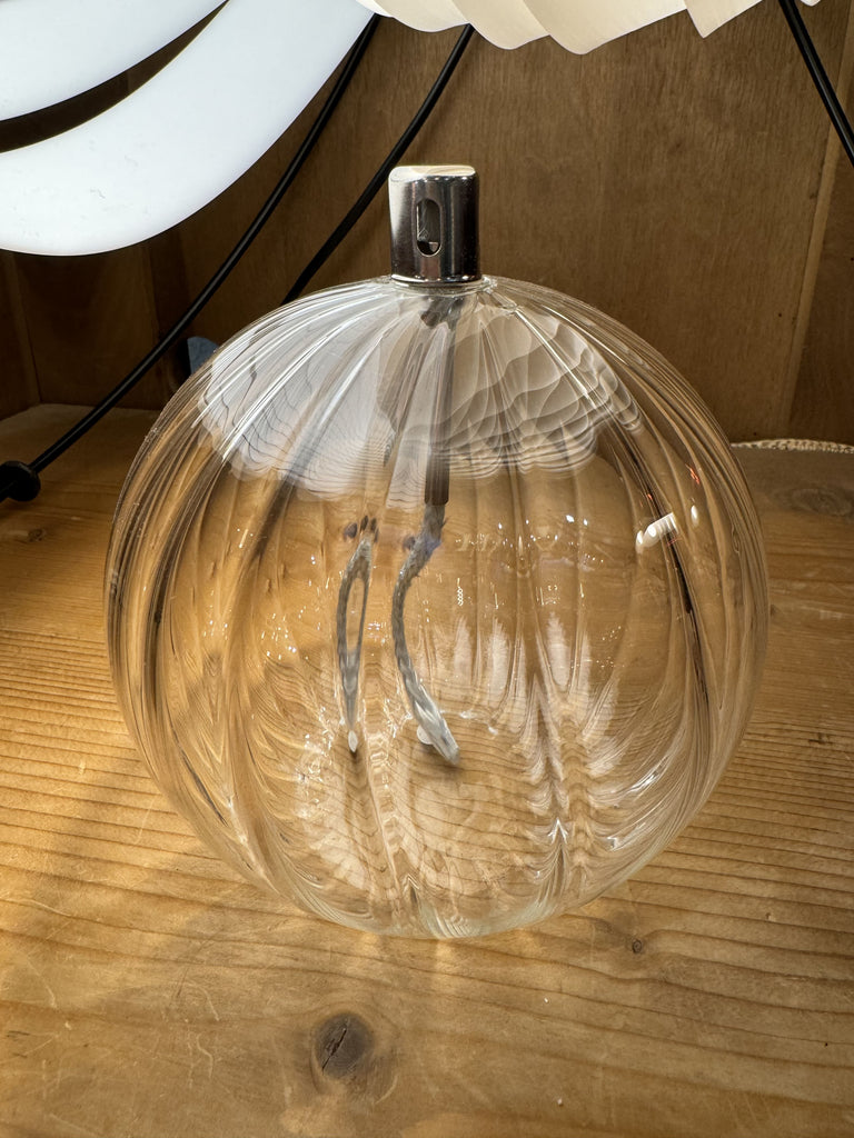 Lampe à huile sphère striée blanche de la marque Bazar de luxe, en verre coloré, fournie sans huile de paraffine. Taille M.