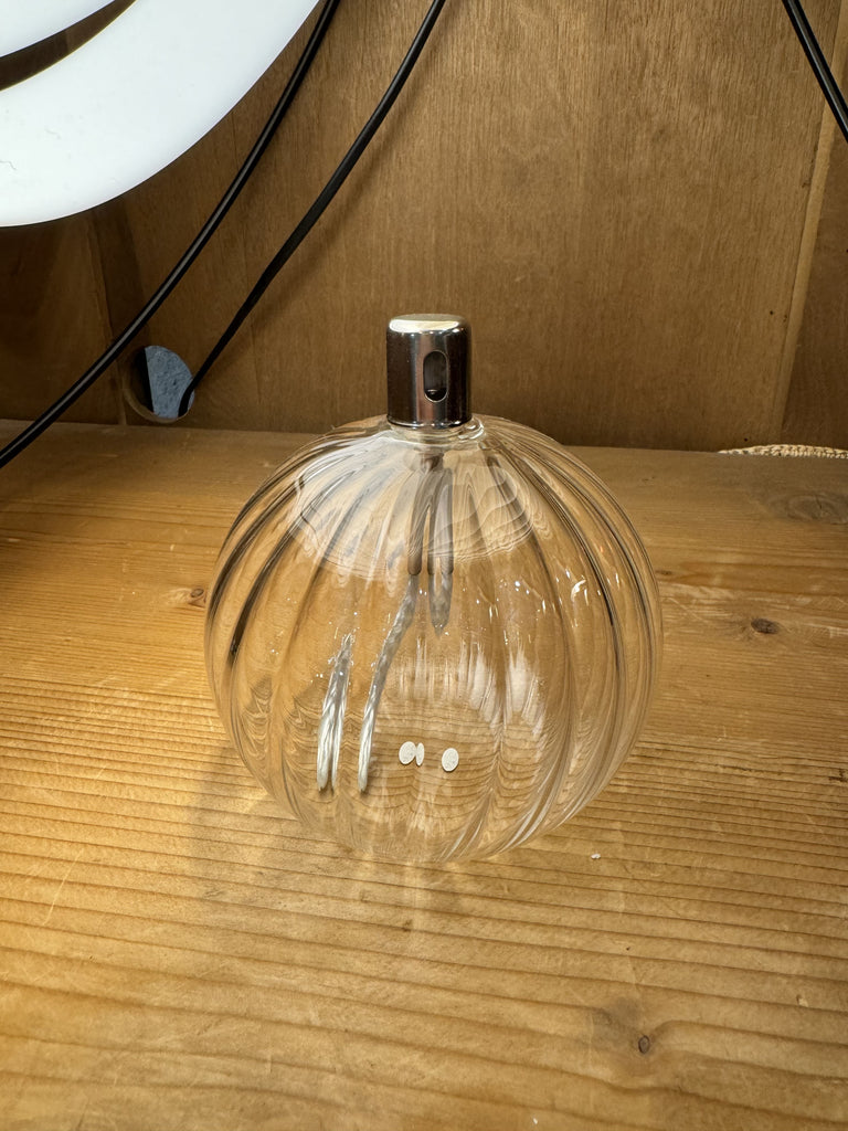 Lampe à huile sphère striée blanche de la marque Bazar de luxe, en verre coloré, fournie sans huile de paraffine. Taille S.