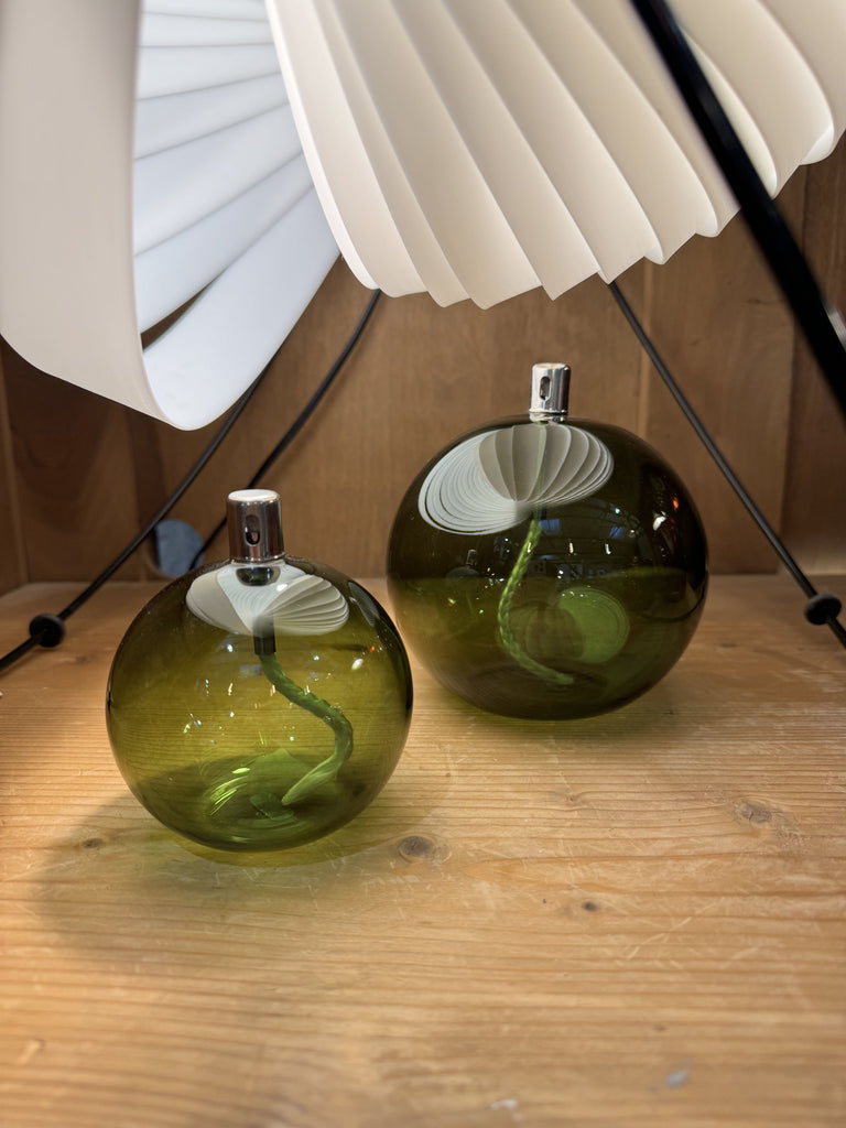 Lampe à huile sphère verte de la marque Bazar de luxe, en verre coloré, fournie sans huile de paraffine.