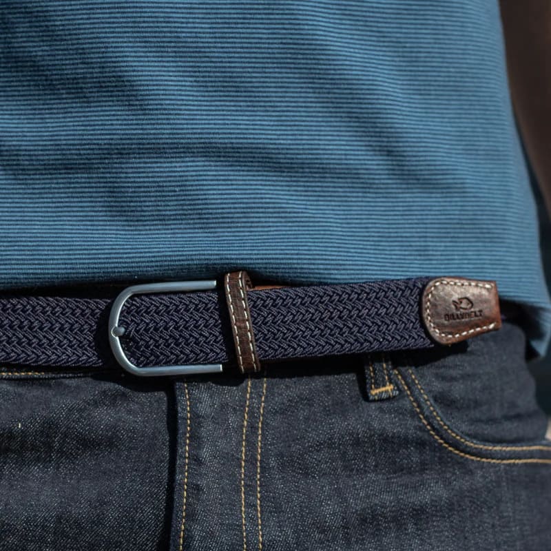 Ceinture tressée en cuir de la marque Billy Belt, très élégante, selon votre humeur du moment. Coloris Bleu Marine.