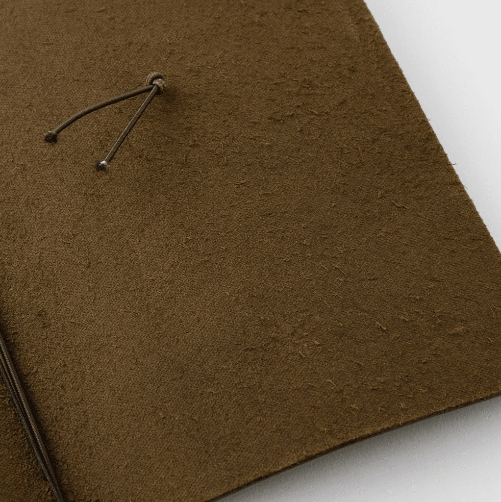 Carnet de voyage en cuir de la marque Traverler's Compagny. Coloris Olive.