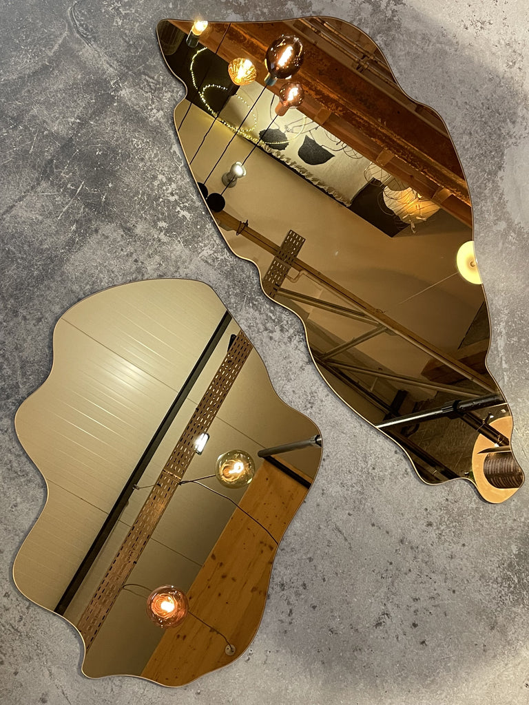 Miroir Isola en verre ambre de la marque Bensimon, au design moderne. 