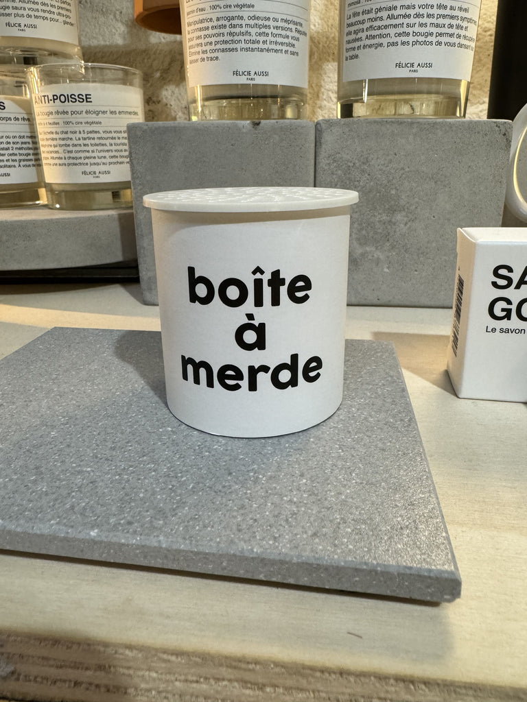 Boite à merde de la marque Félicie Aussi, en plastique, à partir de 3 mois.