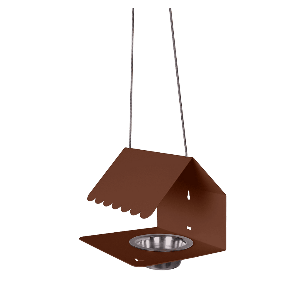 Mangeoire pour oiseaux de la marque Fermob, fabriqué avec de la tôle en acier, permet de donner vie à votre jardin ou votre terrasse, couleur ocre rouge.